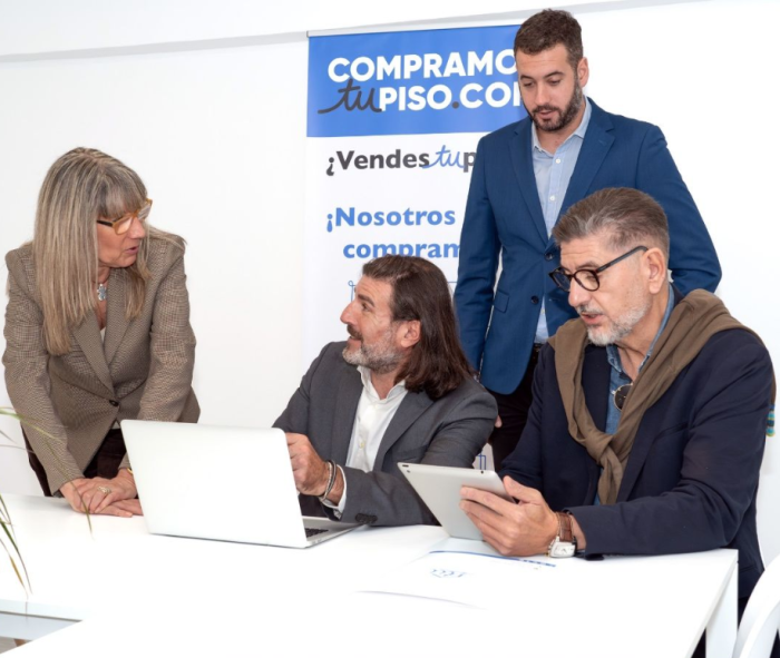 El equipo de COMPRAMOStuPISO.COM siempre atento