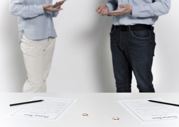 pareja-discutiendo-el-divorcio-juntos