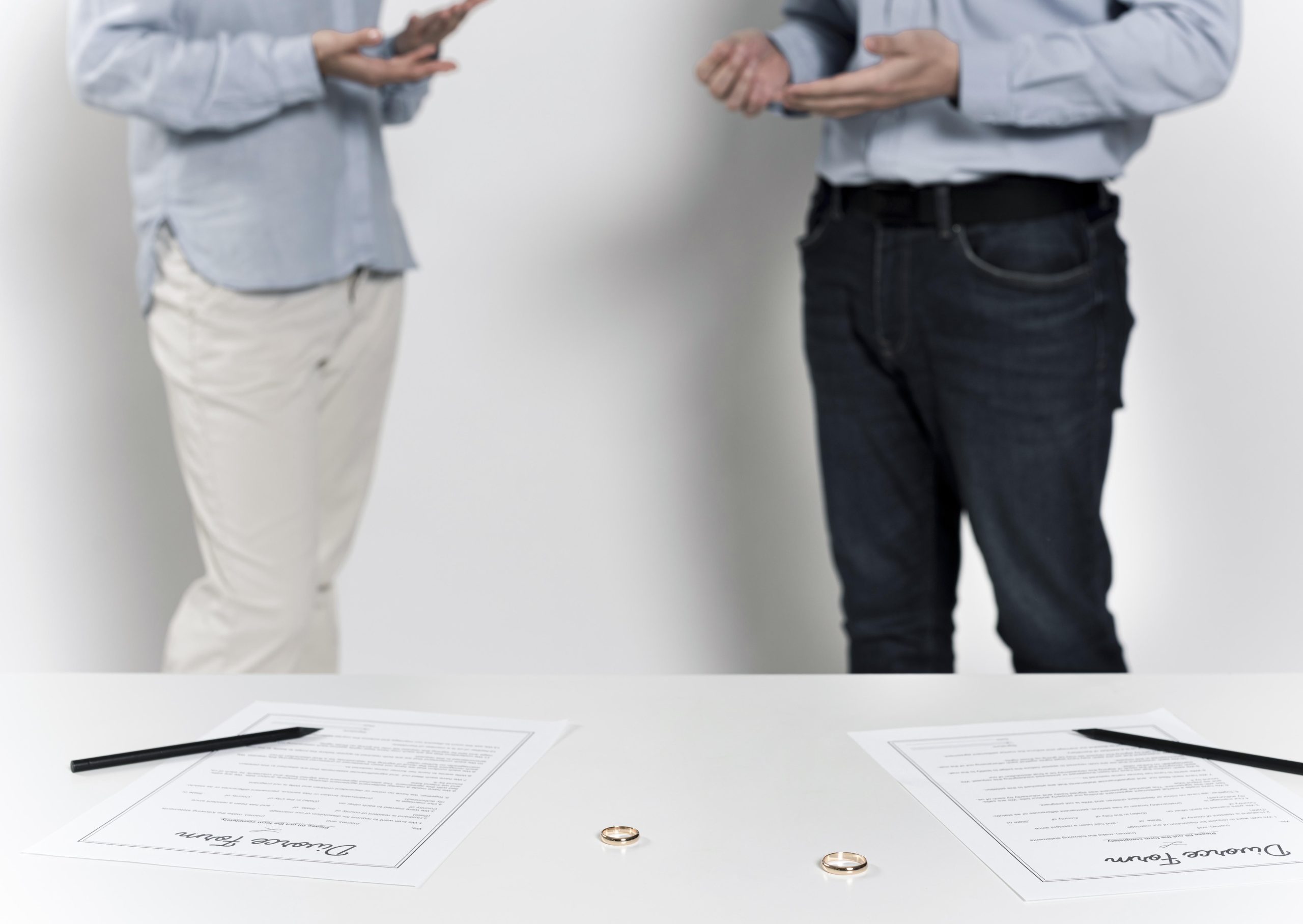 pareja-discutiendo-el-divorcio-juntos